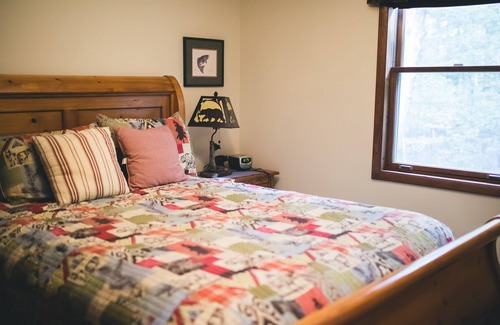 North Glade Hills House | Cozy, Quiet 3BR Cottage in Wooded Lot w/Hot Tub, Grill, Fire Pit & Lodge Decor