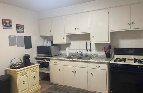 Rockford House | Cozy, Quiet, Clean, and Bright