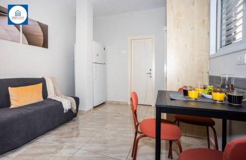 Netanya Apartment | Cozy Quiet Oasis in the Center