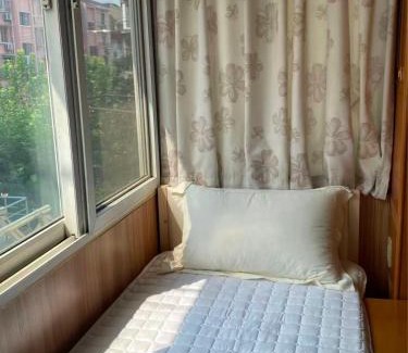 Wujiaochang Apartment | Cozy Quiet Traditional Chinese double Room in Central Shanghai Near Hongqiao Pud'ong Airports Sleeps up to 1-5