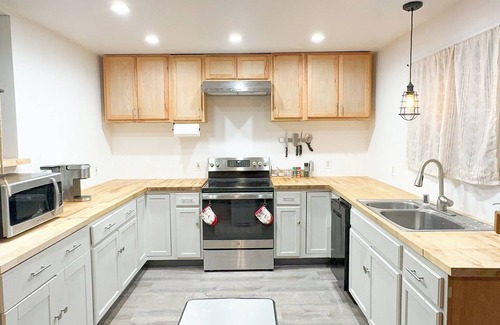 Mendenhall Valley Condo | Cozy Red Condo Retreat