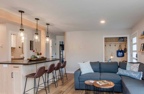 Manzanita House | Cozy remodeled cottage steps to town and the beach! MCA#1445