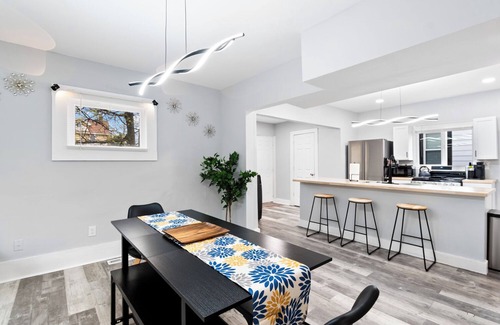 East Cleveland House | Cozy renovated Near Dt & Cleveland Clinic,King bed,3 Bedroom with WiFi, AC