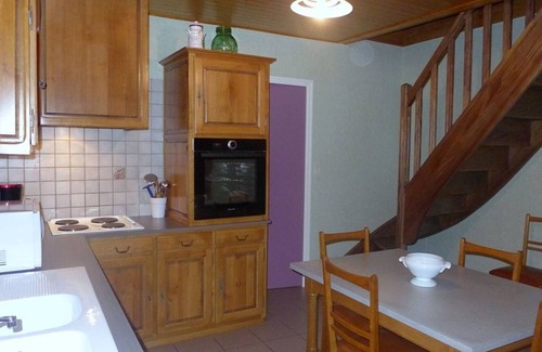 Aubepierre-sur-Aube Cottage | Cozy Restored House with 2 Bedrooms, Central Heating, Enclosed Courtyard in Aubepierre-sur-Aube