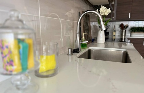 Totem Lake Apartment | Cozy retreat a few steps away from Pasta, Ice Cream, Shopping & Tons of Trails!