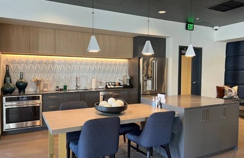 Totem Lake Apartment | Cozy retreat a few steps away from Pasta, Ice Cream, Shopping & Tons of Trails!