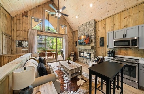 Sevierville Cabin | Cozy Retreat/Hot Tub/Lake Access/Sleeps 8