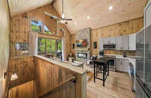 Sevierville Cabin | Cozy Retreat/Hot Tub/Lake Access/Sleeps 8