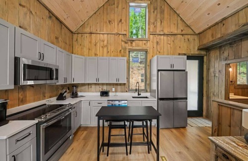 Sevierville Cabin | Cozy Retreat/Hot Tub/Lake Access/Sleeps 8