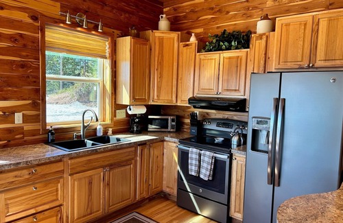 Jasper Cabin | Cozy retreat with picturesque views! Close to restaurants, hiking and river.