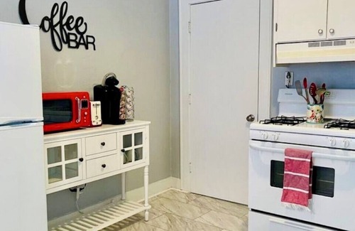 Muskogee House | Cozy Retro Retreat in Honor Heights