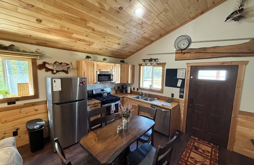 Paris Cabin | Cozy Riverfront Cabin