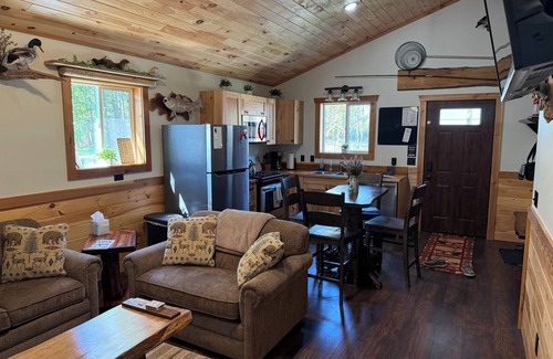 Paris Cabin | Cozy Riverfront Cabin