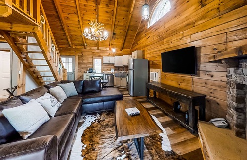 Townsend Cabin | Cozy riverfront cabin with water views, loft, WiFi, firepit, & gas fireplace