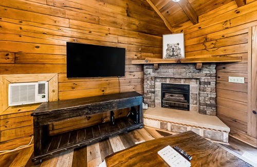 Townsend Cabin | Cozy riverfront cabin with water views, loft, WiFi, firepit, & gas fireplace