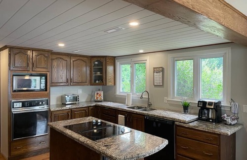 Merrickville-Wolford Cottage | Cozy Riverfront Cottage by Rideau River