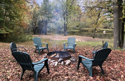 Paris Cottage | Cozy Riverfront Cottage