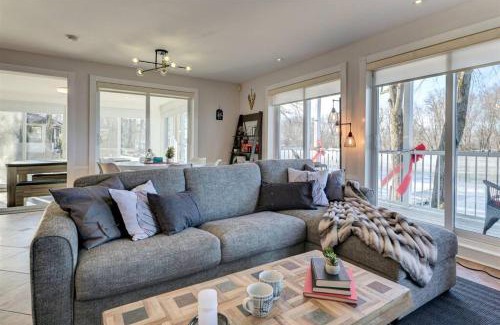 Saint-Andre-d'Argenteuil Ski Chalet | Cozy Riverside Cottage Escape with SPA, Pool Table and Dock Access