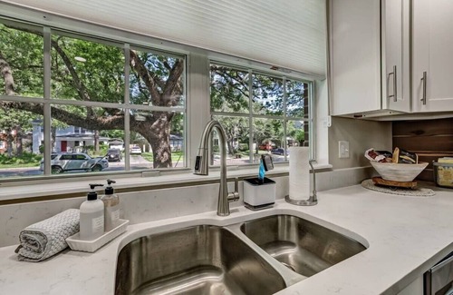 Riverside House | Cozy Riverside Villa - Walk to Bars & Restaurants!