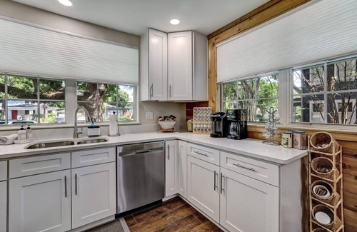 Riverside House | Cozy Riverside Villa - Walk to Bars & Restaurants!