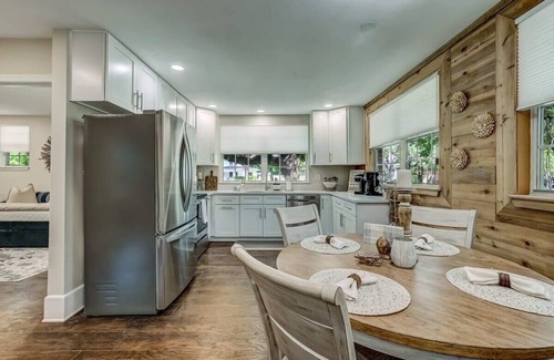 Riverside House | Cozy Riverside Villa - Walk to Bars & Restaurants!