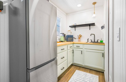 Hays County Cabin | Cozy Romantic TINY HOME CABIN w/FirePit and Blackstone Grill