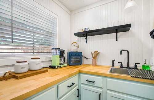 Hays County Cabin | Cozy Romantic TINY HOME CABIN w/FirePit and Blackstone Grill