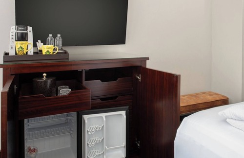 Downtown Chicago Hotel | Cozy Room w/Historic Charm & Modern Amenities in Heart of Chicago