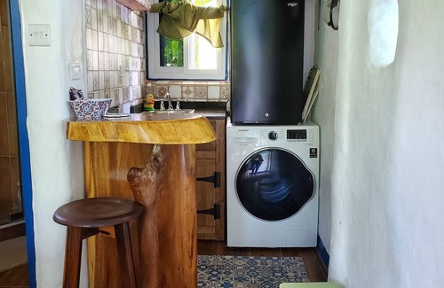 Runaway Bay Cottage | Cozy Rustic 1BR Cottage - Free Parking, WiFi w/Pool & Beach Access