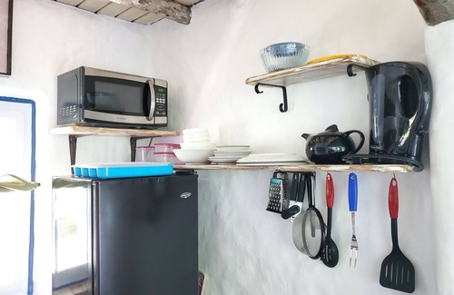 Runaway Bay Cottage | Cozy Rustic 1BR Cottage - Free Parking, WiFi w/Pool & Beach Access