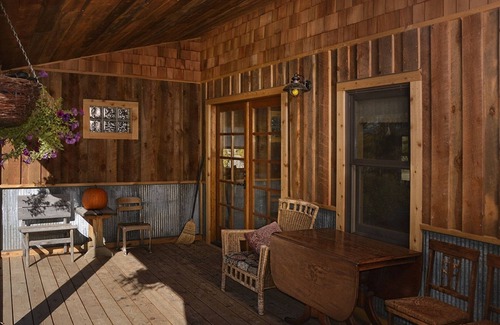 Chico Cabin | Cozy, Rustic Cabins near Chico Hot Springs & only 35 mins to YELLOWSTONE PARK!