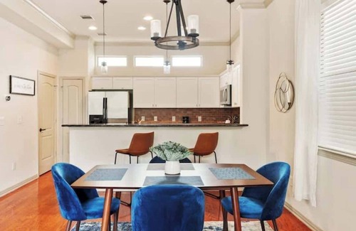 Zilker House | Cozy S. Lamar Monthly Furnished 2/2.5 w Office!