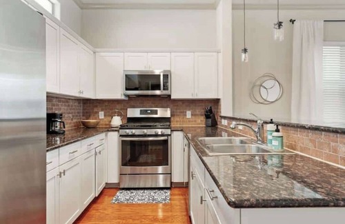 Zilker House | Cozy S. Lamar Monthly Furnished 2/2.5 w Office!