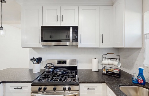 Jefferson House | Cozy San Antonio home with kitchen, living room, WIFI and great location