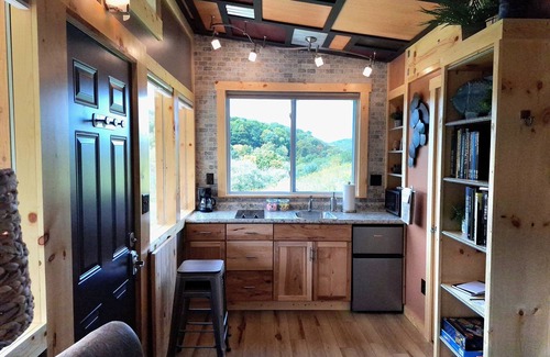 Kantner Cabin | "Cozy Secluded Tiny House with Mountain Views, Short Walk from Parking"