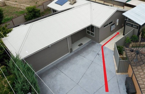 Giralang Apartment | Cozy, self-contained container unit