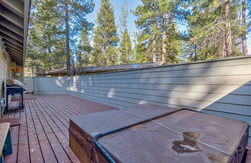 Sunriver House | Cozy Single level home w/ private hot tub + FREE water park access!