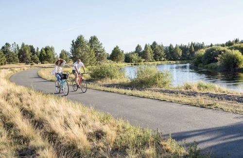 Sunriver House | Cozy Single level home w/ private hot tub + FREE water park access!