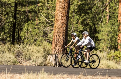 Sunriver House | Cozy Single level home w/ private hot tub + FREE water park access!