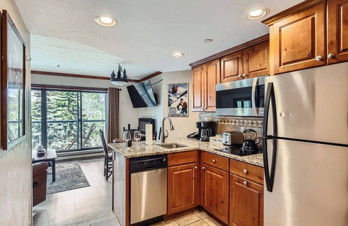 Peak 9 Apartment | Cozy Ski-In/Out Studio In Building 4 | Kitchen | Dog Friendly