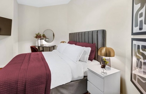 Downtown Baltimore Hotel | Cozy & Sleek King Studio in Historic Mt. Vernon