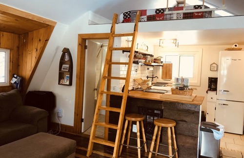 Baddow Cottage | Cozy & small waterfront cottage, dog friendly! 2 to 4 people, 2 hours from GTA