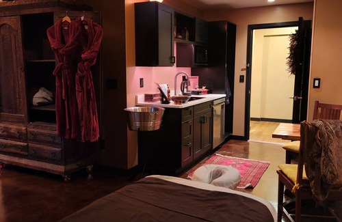 Industrial District Apartment | Cozy spa suite in Seattle's SODO area with free WiFi