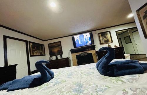 Compton House | Cozy & Spacious 3BR Rustic Stay Minutes from LAX