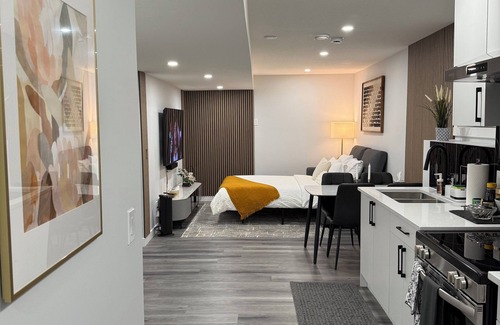 Airdrie Apartment | Cozy. Spacious. 5 min to XIron Mall. 15 to Airport. Well equip kitchen.