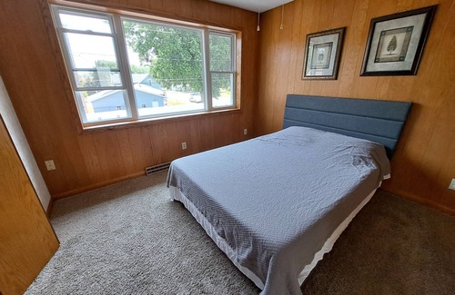 St. Charles Apartment | Cozy/Spacious home near Whitewater State Park!