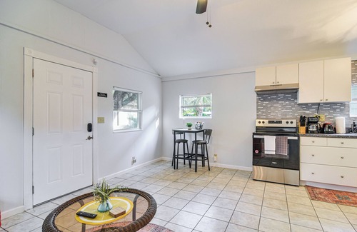 South Pinellas Community Council Cottage | Cozy St Pete Home ~ 2 Mi to Madeira Beach!