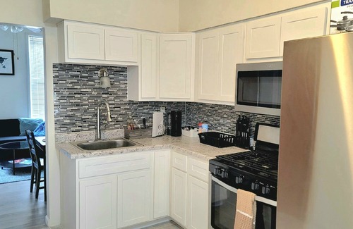 St. Louis House | Cozy STL Newport Suite, close to Downtown, Hospitals, Universities, and schools.