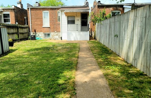 St. Louis House | Cozy STL Newport Suite, close to Downtown, Hospitals, Universities, and schools.