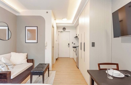 Palanan Condo | Cozy Studio 1 Bed condo with WiFi, AC in Makati